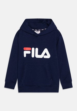 Sudadera azul marino de tela suave que cuenta con un bolsillo frontal y un gran logo blanco de FILA con un acento rojo. Diseño clásico con capucha.