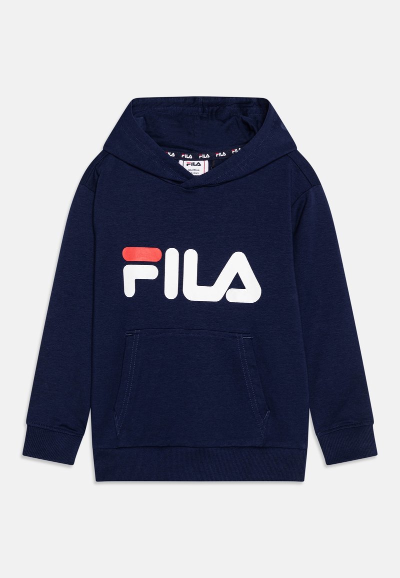 Granatowy hoodies wykonany z miękkiego materiału, z przednią kieszenią i dużym białym logo FILA z czerwonym akcentem. Klasyczny design z kapturem.
