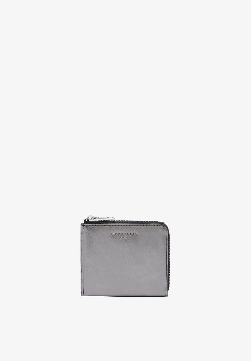 Portefeuille en cuir gris avec fermeture éclair, présentant une finition lisse et un logo de la marque en relief à l'avant. Design rectangulaire compact.