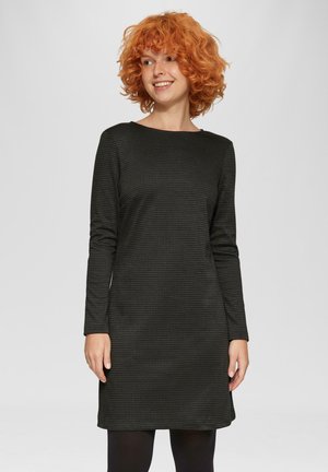 Zwarte jurk met lange mouwen en een gestructureerd houndstoothpatroon. Rechte silhoutte, ronde halslijn en een knielange snit. Glad textuur van de stof.