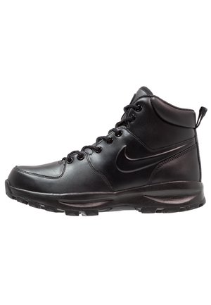 Czarny wysoki but Nike z przodu na sznurowadła, z wyściełanym kołnierzem, teksturowaną podeszwą i pętelką na pięcie, pokazany z zewnętrznej strony na białym tle.