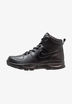 Czarny wysoki but Nike z przodu na sznurowadła, z wyściełanym kołnierzem, teksturowaną podeszwą i pętelką na pięcie, pokazany z zewnętrznej strony na białym tle.