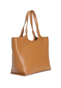 Tan leren tote bag met een gladde textuur, open bovenkant en twee handvatten. Aan één kant is er een geweven detail, wat een contrasterend ontwerp creëert.