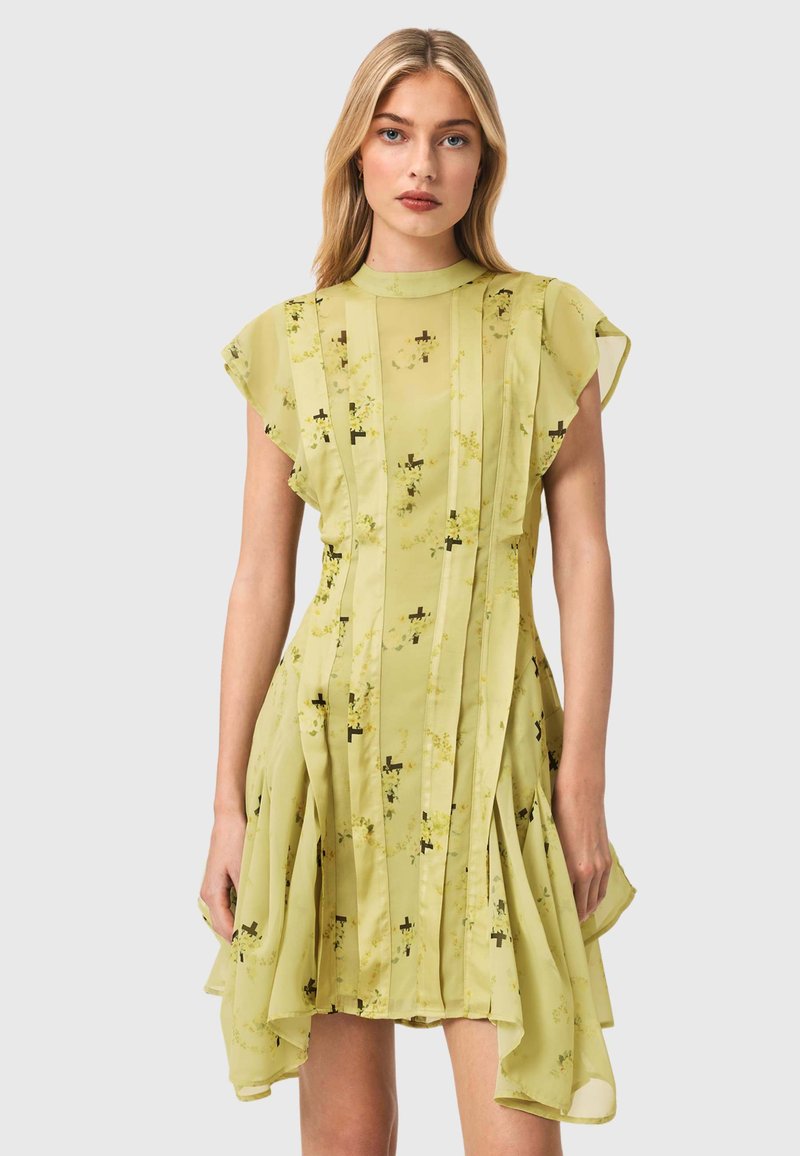 Robe jaune fleurie avec manches courtes volantées, design plissé et ourlet asymétrique. Présente une texture lisse et des motifs floraux subtils.