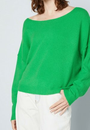 Maglione verde a maglia con design oversize, scollatura ampia e maniche lunghe. Il tessuto sembra morbido con una finitura leggermente strutturata.