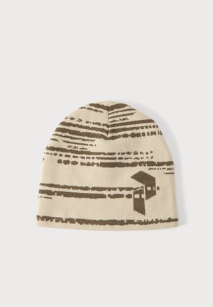 Cuffia beige lavorata a maglia con motivo astratto di linee orizzontali marroni e forme geometriche, distesa su sfondo bianco.
