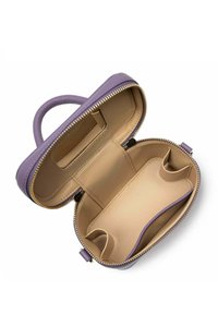 Borsa a mano viola in pelle con chiusura a zip, dotata di un interno beige, due tasche a fessura e un manico singolo. Texture liscia e forma strutturata.