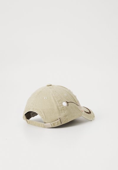 Khaki-Baseballkappe mit gebogenem Schirm, besticktem Kirschdesign, used-optik und verstellbarem Riemen auf der Rückseite.