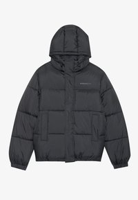 Chaqueta acolchada en gris oscuro con cierre de cremallera, capucha, dos bolsillos frontales, puños elásticos y puffs cosidos que crean textura. Logo en el pecho.
