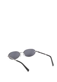 Occhiali da sole ovali e sleek con lenti grigio scuro, montatura sottile in metallo e bracci curvi neri con un piccolo dettaglio a stella su una estremità.