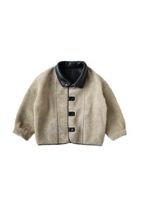 Beige shearlingjakke med en sort læderkrave, der har et kort design og fire sorte knapper foran. Blød tekstur over det hele.