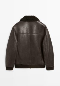 Mørkebrun shearling-jakke med ribstrikkede manchetter og kant, med en blød sort pelsekrave, vist bagfra på en hvid baggrund.