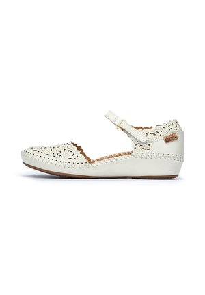 Weiße Leder Schuhe mit lasergetriebenem Blumendesign, offener Zehenpartie und verstellbarem Riemen. Sie verfügen über eine niedrige Keilsohle und dekorative Nähte.