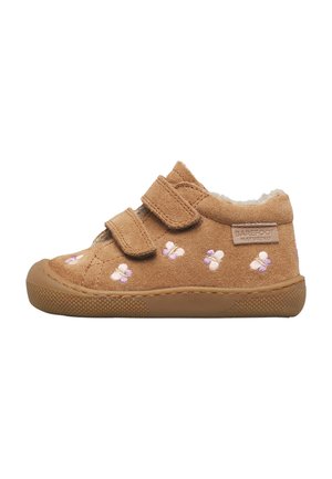 Brauner Kleinkindschuh mit lila-weißer Schmetterlingsstickerei, zwei Klettverschlüssen und Gummisohle, mit dem Label Barefoot Naturino.