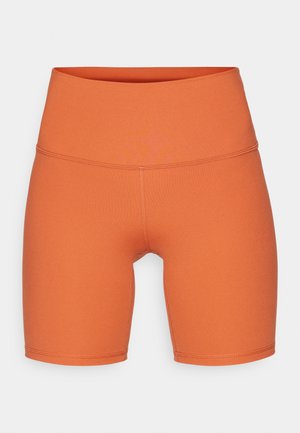 Shorts de sport orange en matériau lisse et extensible. Taille haute avec des détails de couture le long des coutures. Longueur mi-cuisse.