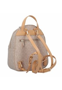 Mochila beige hecha de material texturizado con un patrón de monograma; cuenta con correas de cuero, bolsillos con cremallera y detalles de herrajes plateados.