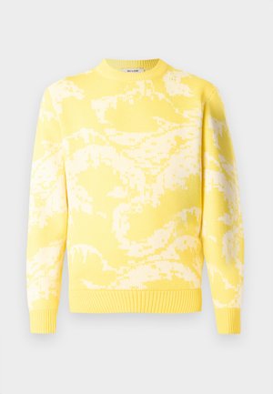 Suéter amarillo de punto con un patrón ondulado blanco, cuello redondo y puños y dobladillo acanalados. La textura parece suave y cálida.