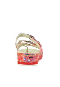 Sandales à lanières avec un motif coloré rose et rouge, boucles ajustables et semelle texturée ; dotées d'un petit talon compensé.