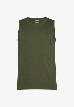 Mouwloos olijfgroen herentanktop met ronde hals, minimale branding nabij de linkerborst en maatlabel aan de binnenkant van de kraag.