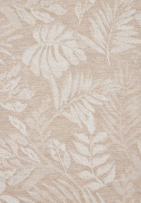 Beige tkanina s bílým botanickým vzorem listů různých velikostí a textur, vytvářející reliéfní efekt.