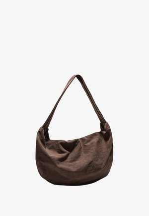 Rjav platneni nahrbtnik z mehkimi, spuščeni obliko. Ima širok, ravni trak in gladko teksturo brez vidnih kovinskih delov ali detajlov.