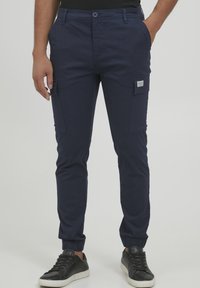 Marine cargo bukser i letvægtstof, med slim fit, elastiske ankelmanchetter, sidelommer og et mærketiket på låret.