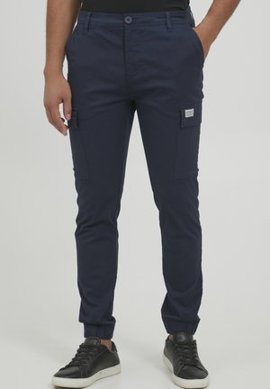 LOUKA - Pantalon cargo - insignia blue