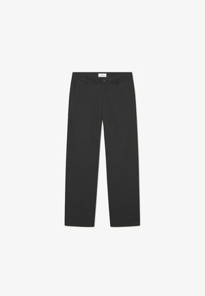 Pantaloni negri dintr-un material ușor. Prezintă un design drept, cu fața plată, buzunare laterale și un talie discretă.