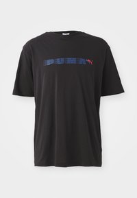 Sort bomulds t-shirt med en blå vandret stribe, der har ordet "PUMA" og et rødt logo af en springende puma på fronten. Korte ærmer.