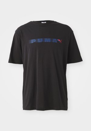 Svart bomull t-skjorte med en blå horisontal stripe med ordet "PUMA" og en rød logo av en hoppende puma på forsiden. Korte ermer.