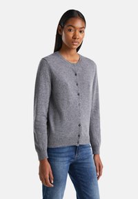 Šedý vlněný kardigan s dlouhými rukávy, kulatým výstřihem a řadou knoflíků vpředu. Měkká textura a žebrovaný lem.