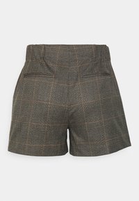 Pantaloni corti a quadri grigi con cintura elasticizzata, due tasche posteriori e un tessuto testurizzato con motivo a scacchi in marrone e nero.