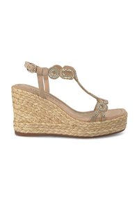 Beige Keilabsatzsandale mit einer geflochtenen Jutesohle, einem T-Riemen-Design und runden Strass-Akzenten. Obermaterial mit glatter Textur und verstellbarem Knöchelriemen.