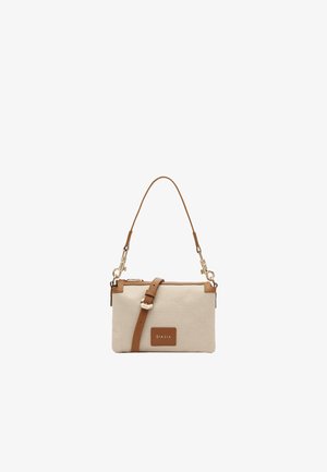 Piccola borsa rettangolare beige con trama, tracolla in pelle marrone, dettaglio fibbia e toppa con logo "BIASIA" sul davanti.