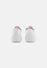 Weiße Leder Sneakers mit strukturiertem Finish, ausgestattet mit pinken Akzenten an der Ferse und Reißverschlussöffnungen an den Seiten. Hohe weiße Gummisohle.