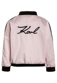 Rosa satinbomberjacka med svart ribbad krage och muddar, med broderad "Karl"-text i svart på baksidan.