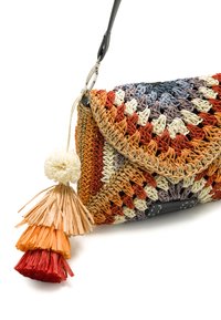 Borsa intrecciata nei toni arancione, crema e viola. Presenta un coperchio a flap e un accento di nappina multicolore. Design leggero e texture.