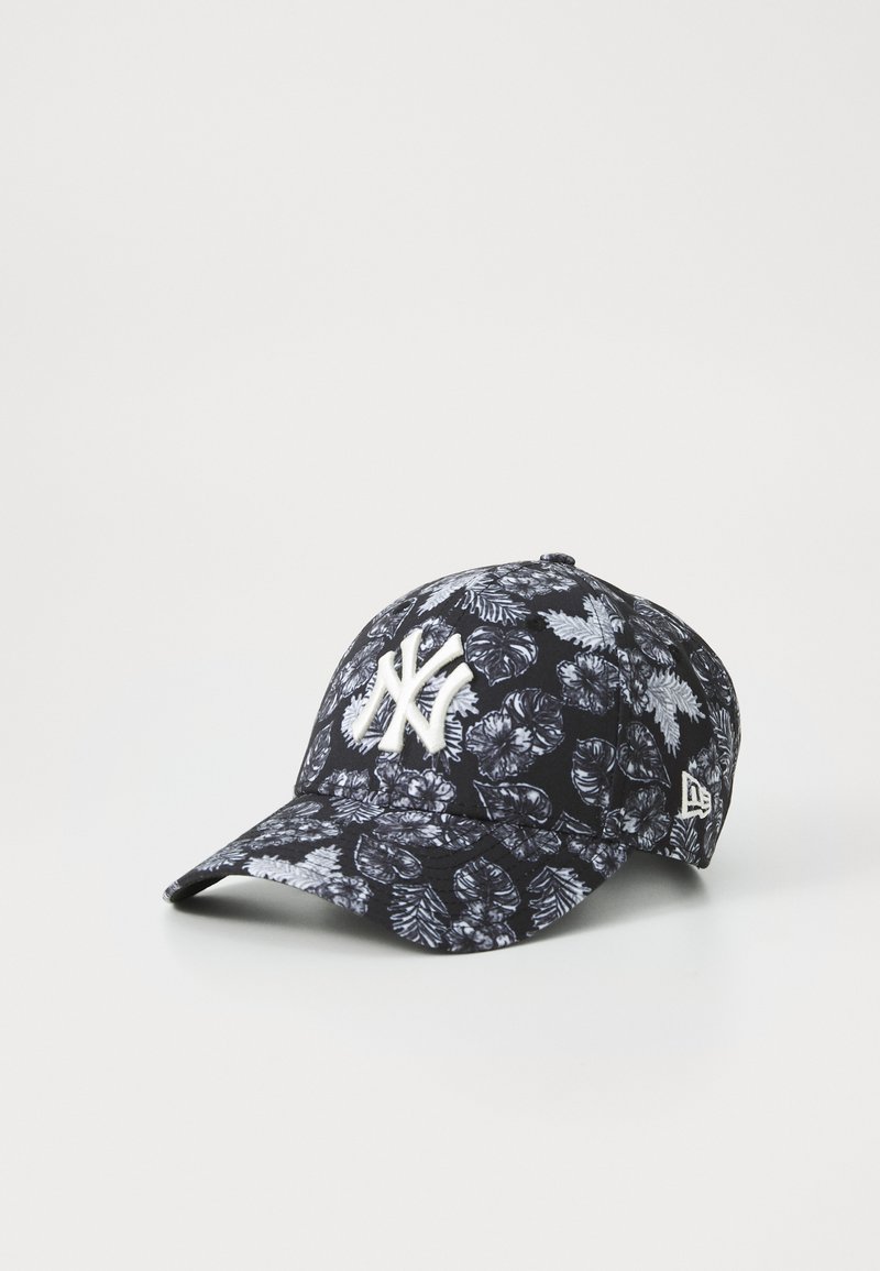 Căciula New York Yankees are o bază neagră cu un model alb de frunze. Partea din față afișează un logo alb. Mărime curbată și spate ajustabil.