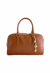 Sac à main en cuir marron avec une forme structurée, doté de deux poignées courtes et d'un charm décoratif en or sur la fermeture éclair.