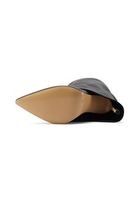 Stivale stiletto in pelle nera con punta affusolata e texture liscia, caratterizzato da una suola beige chiaro e hardware minimale.