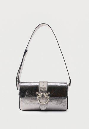 Bolso de hombro plateado metálico con correa ajustable, cierre de solapa y cierre decorativo plateado con dos pájaros enfrentados.