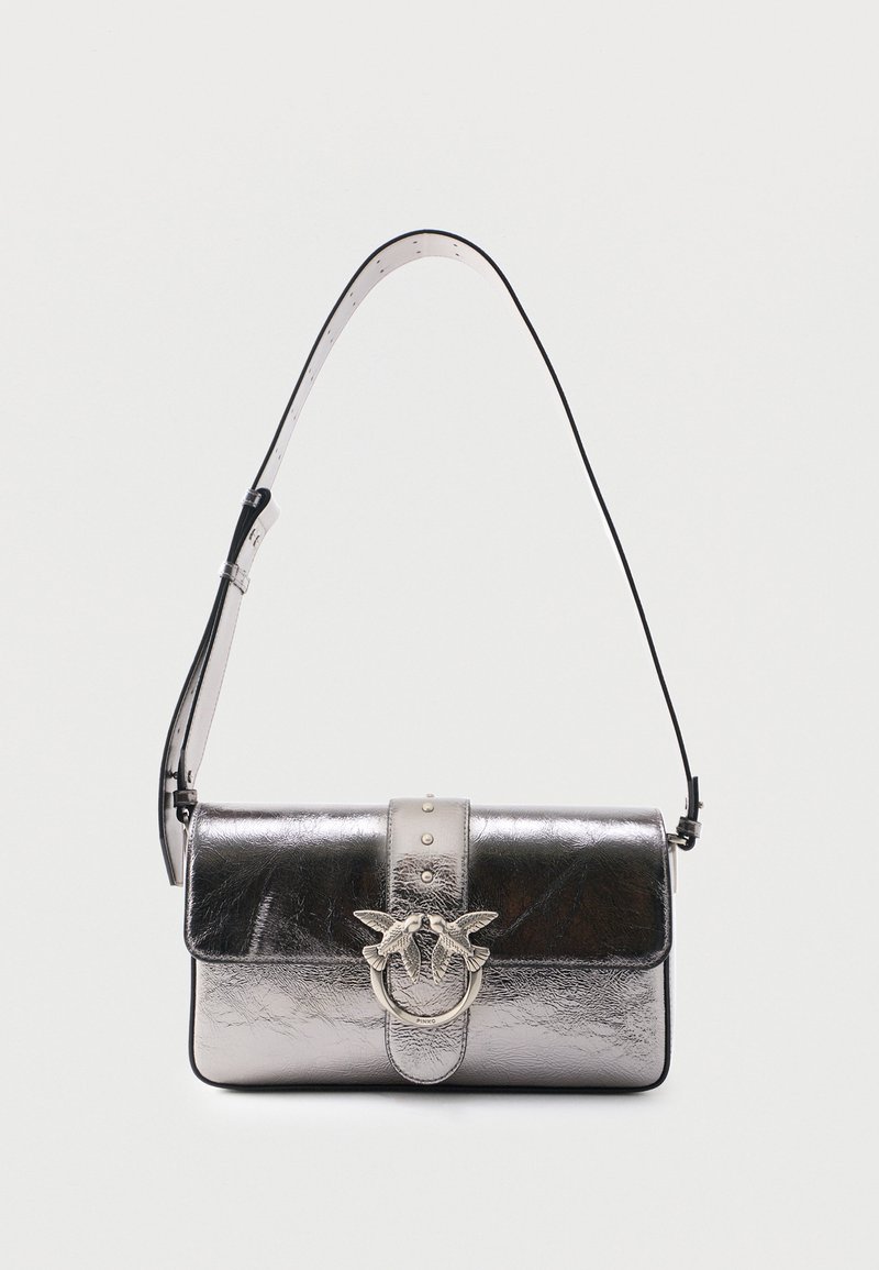 Μεταλλική ασημένια τσάντα ώμου με ρυθμιζόμενο λουράκι, κλείσιμο με καπάκι και διακοσμητικό κούμπωμα σε ασημί απόχρωση με δύο πουλιά που κοιτάζονται μεταξύ τους.
