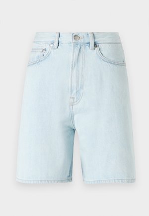 Shorts de mezclilla azul claro con cintura alta, diseño de cinco bolsillos y cierre de botón de latón. Presenta costuras sutiles y bordes deshilachados.