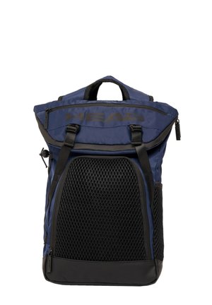 Sac à dos bleu marine avec accents noirs, présentant une poche latérale en mesh, des bretelles réglables et une poignée de transport supérieure. Construction en tissu robuste.