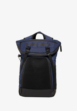 Navyblaue Tasche mit schwarzen Akzenten, ausgestattet mit einer Netz-Seitentasche, verstellbaren Tragegurten und einem oberen Tragegriff. Robuste Stoffkonstruktion.