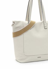 Suuri valkoinen nahkalaukku, jossa on teksturoitu pinta. Varustettu kontrastilla beige hihnalla, metallikoristeilla ja minimalistisella muotoilulla.