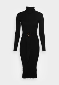 Zwart geribbeld coltrui-jurk met lange mouwen, aansluitende silhouet en een bijpassende riem met een ronde gesp op de taille.