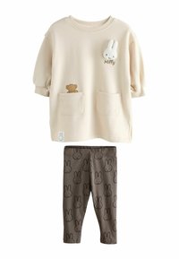Dwu częsciowy zestaw dziecięcy: beżowa bluza z krótkim rękawem, wyszywanka z Miffy i kieszonkami; brązowe legginsy w wzór króliczych twarzy.