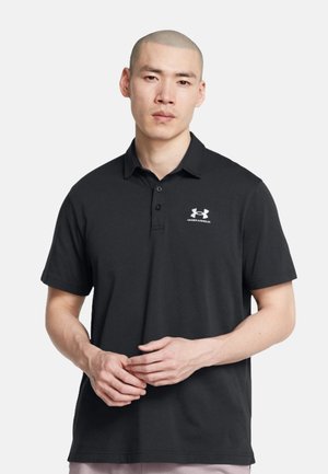 Schwarzes Polohemd aus atmungsaktivem Stoff, mit einem klassischen Kragen, drei Knöpfen und einem weißen Under Armour-Logo auf der linken Brust.