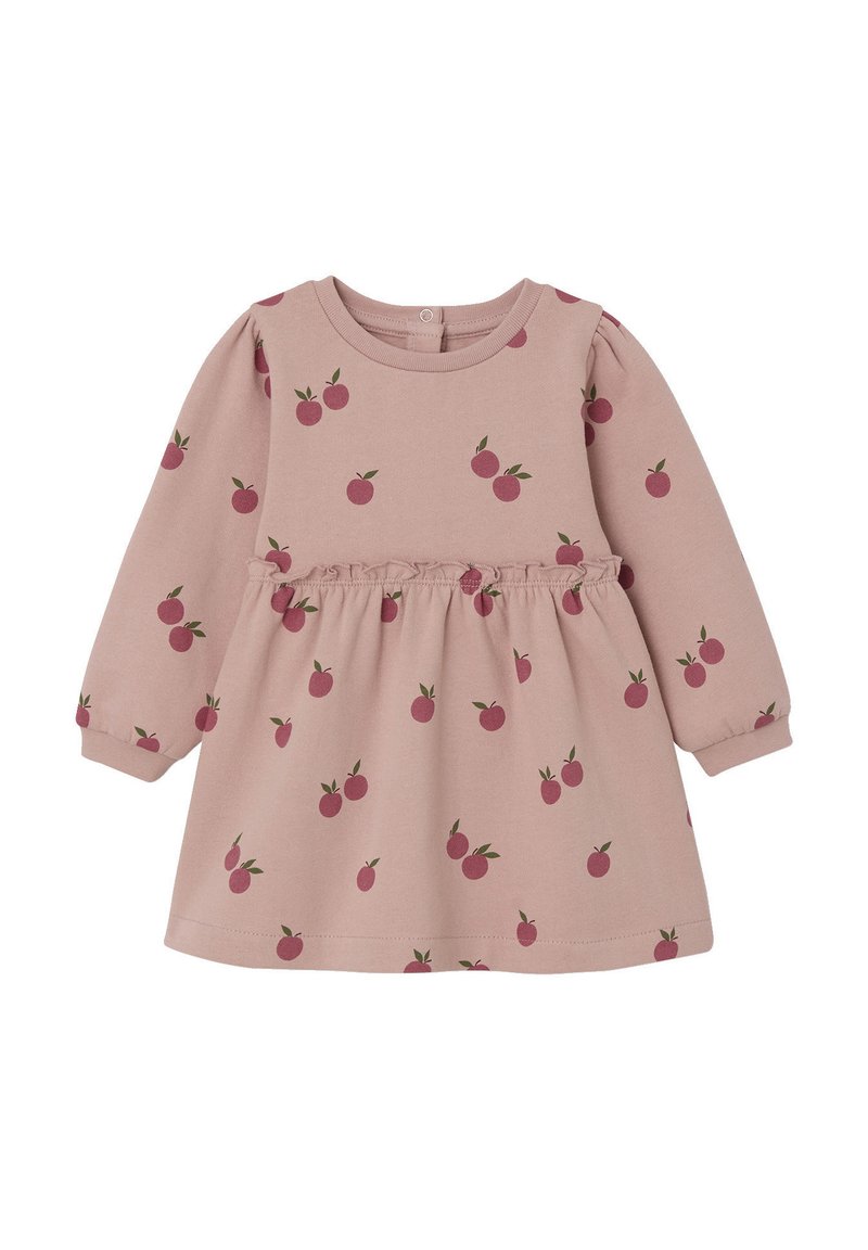 Rotes langärmliges Kleid mit geraffter Taille, das ein wiederholtes Muster aus kleinen roten Früchten und grünen Blättern aufweist, aus weichem Stoff gefertigt.